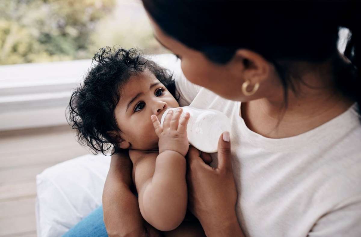 When can you introduce a hot sale bottle to a breastfed baby